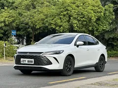 2025 BYD Qin PLUS DM-i PHEV Smart Driving 55km Leading, белый — фото 1