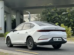 2025 BYD Qin PLUS DM-i PHEV Smart Driving 55km Leading, белый — фото 4