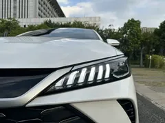 2025 BYD Qin PLUS DM-i PHEV Smart Driving 55km Leading, белый — фото 11
