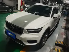 2021 Volvo XC40 T3 Luxury, белый — фото 1