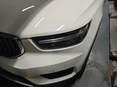 2021 Volvo XC40 T3 Luxury, белый — фото 5
