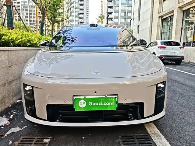 2025 Li Auto i8 Standard