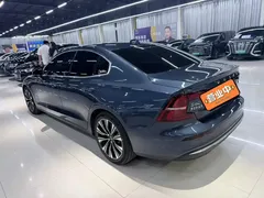 2023 Volvo S60 B4 Luxury, синий — фото 4