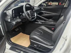 2022 Hyundai Elantra 1.5L CVT LUX Premium, белый — фото 7