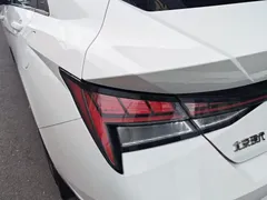 2022 Hyundai Elantra 1.5L CVT LUX Premium, белый — фото 12