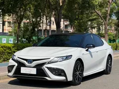2023 Toyota Camry Hybrid 2.5HS Fashion, белый — фото 1