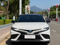 2023 Toyota Camry Hybrid 2.5HS Fashion, белый — фото 2