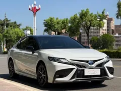 2023 Toyota Camry Hybrid 2.5HS Fashion, белый — фото 3