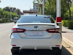 2023 Toyota Camry Hybrid 2.5HS Fashion, белый — фото 4