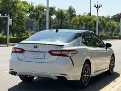 2023 Toyota Camry Hybrid 2.5HS Fashion, белый — фото 5