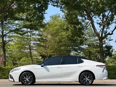 2023 Toyota Camry Hybrid 2.5HS Fashion, белый — фото 10