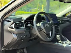 2023 Toyota Camry Hybrid 2.5HS Fashion, белый — фото 12