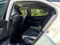 2023 Toyota Camry Hybrid 2.5HS Fashion, белый — фото 13