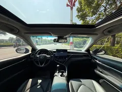 2023 Toyota Camry Hybrid 2.5HS Fashion, белый — фото 16