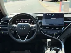 2023 Toyota Camry Hybrid 2.5HS Fashion, белый — фото 18
