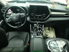 2022 Toyota Highlander Hybrid 2.5L 4WD Premium 7-seat, белый — фото 10