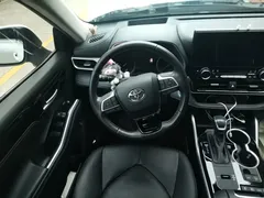 2022 Toyota Highlander Hybrid 2.5L 4WD Premium 7-seat, белый — фото 11