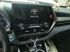 2022 Toyota Highlander Hybrid 2.5L 4WD Premium 7-seat, белый — фото 14