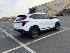 2023 Kia Seltos 1.5L CVT Luxury, белый — фото 4