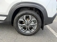 2023 Kia Seltos 1.5L CVT Luxury, белый — фото 11