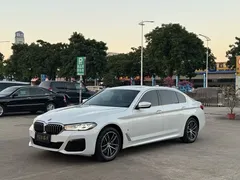 2022 BMW 5 Series 525Li M Sport Package, белый — фото 1