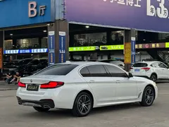 2022 BMW 5 Series 525Li M Sport Package, белый — фото 18