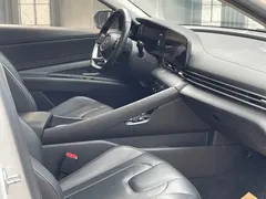 2021 Hyundai Elantra 1.5L CVT LUX Premium, белый — фото 11