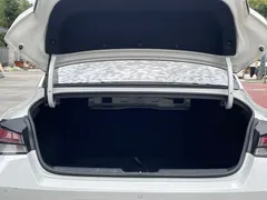 2021 Hyundai Elantra 1.5L CVT LUX Premium, белый — фото 13
