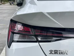 2021 Hyundai Elantra 1.5L CVT LUX Premium, белый — фото 14