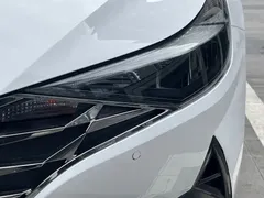 2021 Hyundai Elantra 1.5L CVT LUX Premium, белый — фото 16