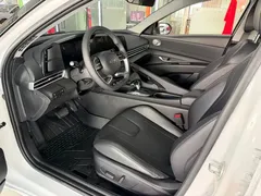 2022 Hyundai Elantra 1.5L CVT LUX Premium, белый — фото 3