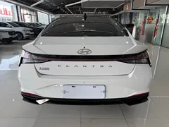 2022 Hyundai Elantra 1.5L CVT LUX Premium, белый — фото 11