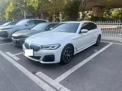 2023 BMW 5 Series 530Li Premium M Sport Package, белый — фото 2