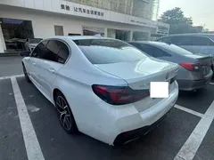 2023 BMW 5 Series 530Li Premium M Sport Package, белый — фото 5