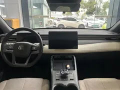 2025 BYD Qin PLUS DM-i PHEV 55km Exceed Smart Driving, белый — фото 5