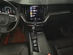 2021 Volvo XC60 4WD Luxury, белый — фото 14
