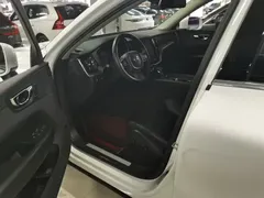 2021 Volvo XC60 4WD Luxury, белый — фото 15