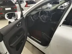 2021 Volvo XC60 4WD Luxury, белый — фото 16