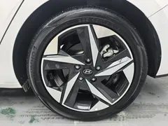 2021 Hyundai Elantra 1.5L CVT LUX Premium, белый — фото 7