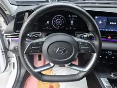 2021 Hyundai Elantra 1.5L CVT LUX Premium, белый — фото 10