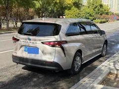 2021 Toyota Sienna 2.5L Hybrid Luxury — фото 4
