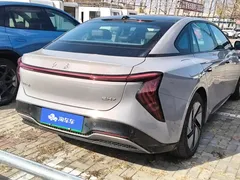 2025 Hongqi EH7 640 4WD — фото 3