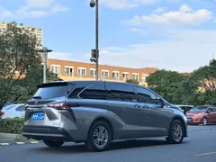 2021 Toyota Sienna 2.5L Hybrid Comfort — фото 4