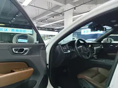 2021 Volvo XC60 4WD Luxury, белый — фото 5
