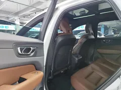 2021 Volvo XC60 4WD Luxury, белый — фото 8