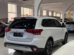 2020 Mitsubishi Outlander 2.0L 2WD 5-seat, белый — фото 5