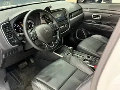 2020 Mitsubishi Outlander 2.0L 2WD 5-seat, белый — фото 9