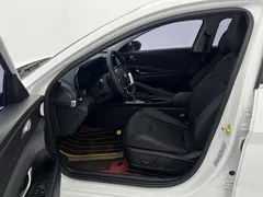 2022 Hyundai Elantra 1.5L CVT LUX Premium, белый — фото 20