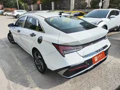 2023 Hyundai Elantra 1.5L CVT LUX Premium, белый — фото 4