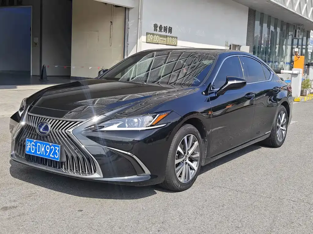 2021 Lexus ES 300h Excellence